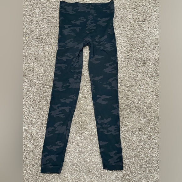 SPANX Look At Me Now Camouflage Leggings - Picture 5 of 5